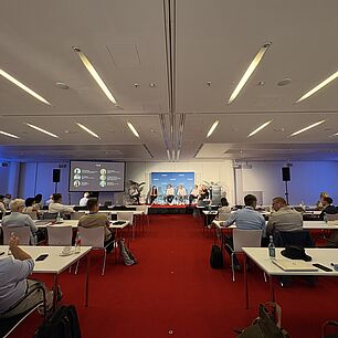 Foto vom Saal mit Panelisten im Hintergrund Automotive Lighting Conference 2026