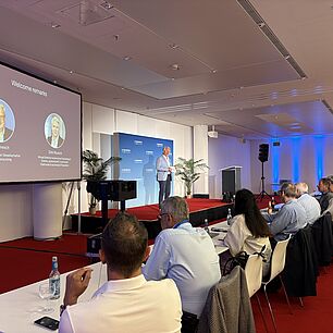 Dirk Reusch auf der Bühne zur Begrüßung auf der Automotive Lighting Conference 2026