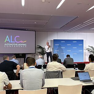 Peter Gresch bei der Begrüßung und Moderation auf der Automotive Lighting Conference 2026