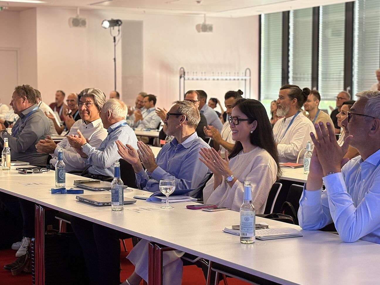 Teilnehmer am Applaudieren auf der Automotive Lighting Conference 2026