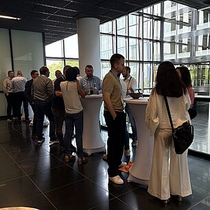 Teilnehmer in der Mittagspause am Netzwerken auf der Automotive Lighting Conference 2026