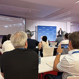 Stephan Berlitz auf der Bühne während seines Vortrages auf der Automotive Lighting Conference 2026