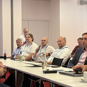 Teilnehmer der Automotive Lighting Conference 2026 stellt eine Frage im Publikum