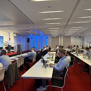 Foto aus dem Konferenzraum mit Teilnehmer im Vordergrund und Mathias Rönnfeldt auf der Bühne, Automotive Lighting Conference 2026