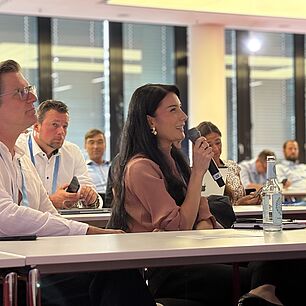 Naomi Saka stellt eine Frage bei der Automotive Lighting Conference 2026
