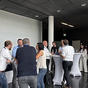 Coffee Break bei der Automotive Lighting Conference 2026 in München, Teilnehmer im Pausenbereich