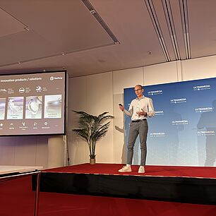 Christophe Pincemin auf der Bühne während seines Vortrages auf der Automotive Lighting Conference 2026
