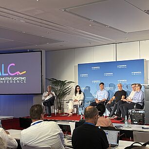 Panel2 Automotive Lighting Conference 2026 in Munich, Panelisten auf der Bühne, Teilnehmer im Vordergrund