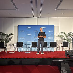 Dr. Dominique Heilborn hält seinen Vortrag auf der Bühne bei der Automotive Lighting Conference 2026
