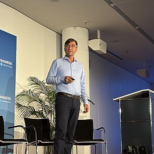 Mathias Rönnfeldt auf der Bühne während seines Vortrags bei der Automotive Lighting Conference 2026