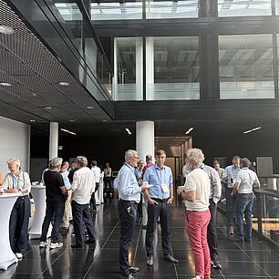 Coffee Break bei der Automotive Lighting Conference 2026 in München, Teilnehmer in der Networking-Area