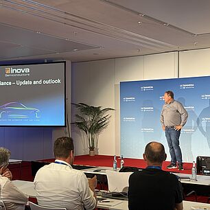Robert Isele während seines Vortrags auf der Bühne bei der Automotive Lighting Conference 2026 in München