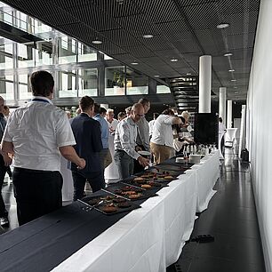 Coffee Break bei der Automotive Lighting Conference 2026 in München, Teilnehmer in der Networking-Area