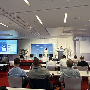 Anna Bernaldez Mülle und Xavier Denis auf der Bühne während des gemeinsamen Vortrags bei derAutomotive Lighting Conference 2026 in München