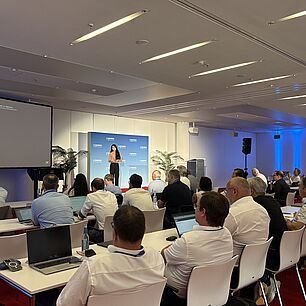 Naomi Saka, Bentley Motors während ihres Vortrages auf der Bühne auf der Automotive Lighting Conference 2026, Teilnehmer im Vordergrund