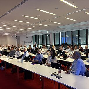 Teilnehmer im Konferenzsaal der Automotive Lighting Conference 2026