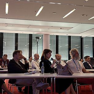 Teilnehmerin stellt eine Frage aus dem Publikum auf der Automotive Lighting Conference 2026