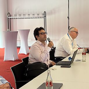 Teilnehmer im Publikum stellt eine Frage auf der Automotive Lighting Conference 2026