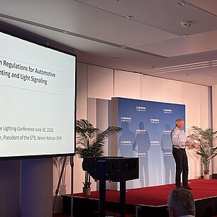 Dr. Wolfgang Huhn während seines Vortrags auf der Bühne bei der Automotive Lighting Conference 2026 in München