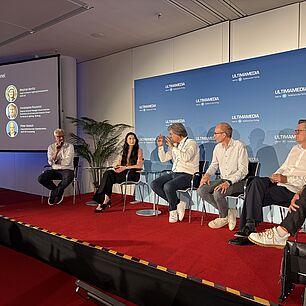 Foto der Panelisten auf der Bühne bei der Automotive Lighting Conference 2026